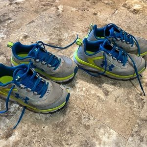 Under amour sneakers 4Y.